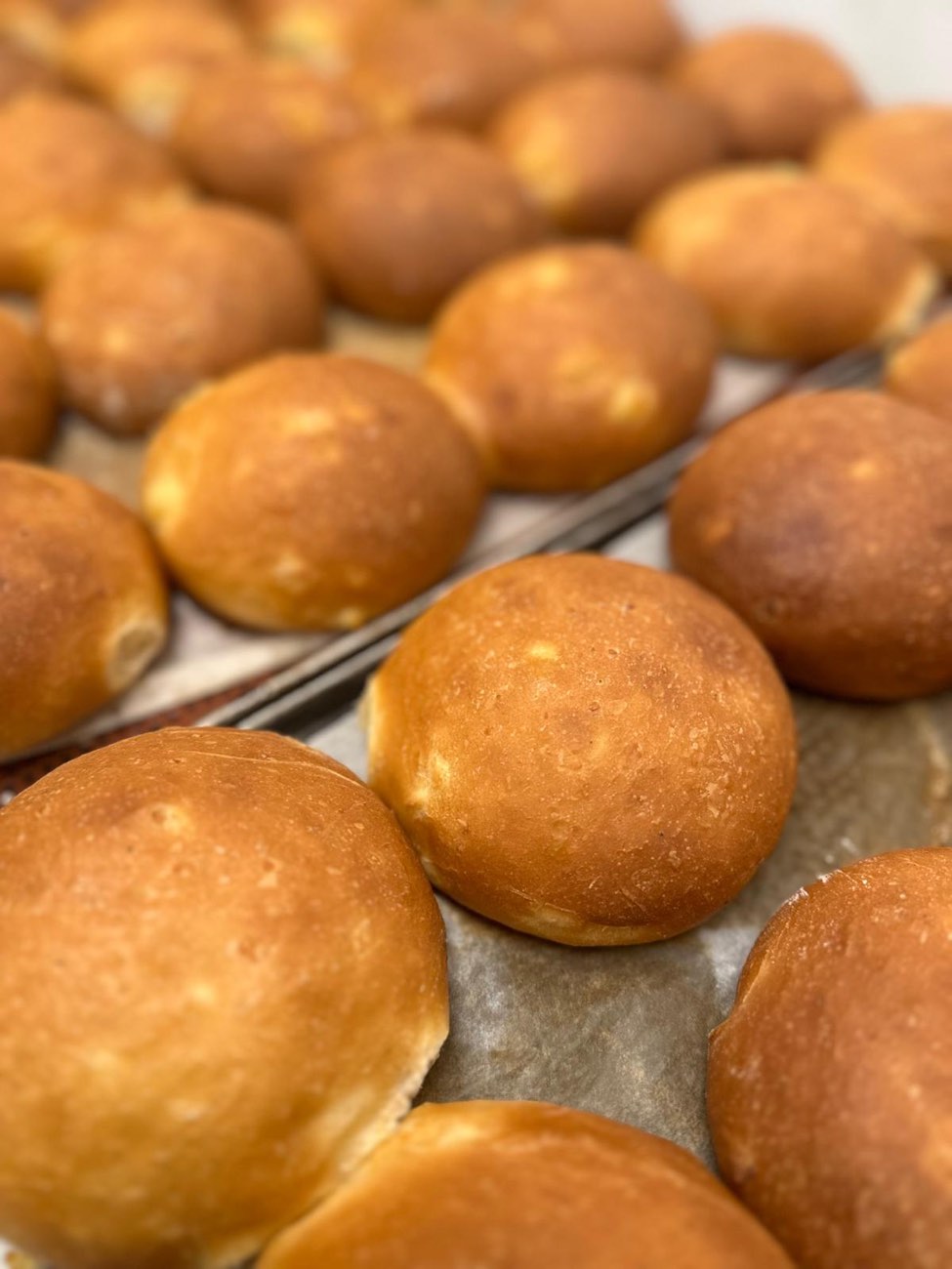 Frisch gebackene, hausgemachte Burger-Brötchen aus der Backstube