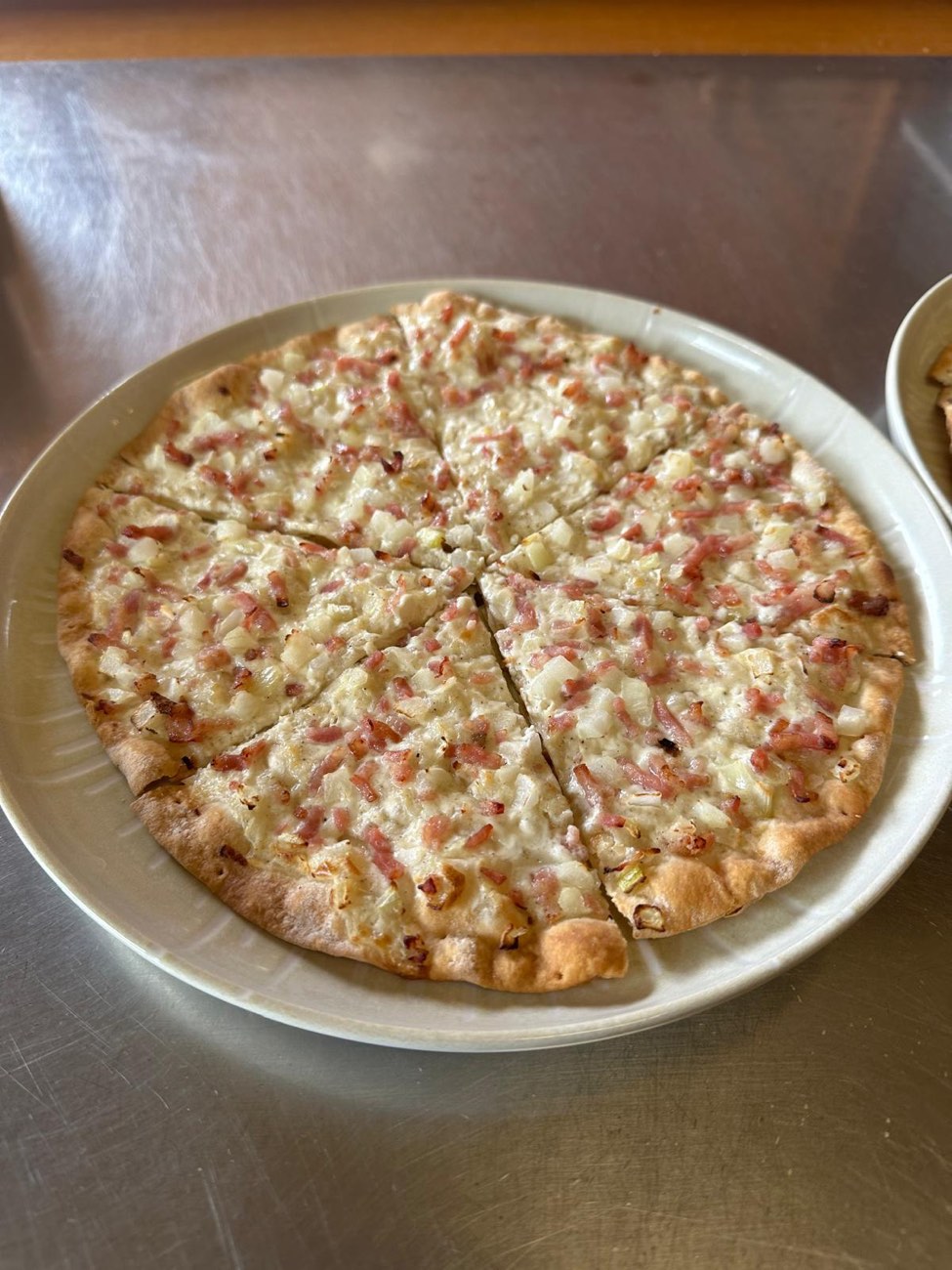 Knuspriger Flammkuchen